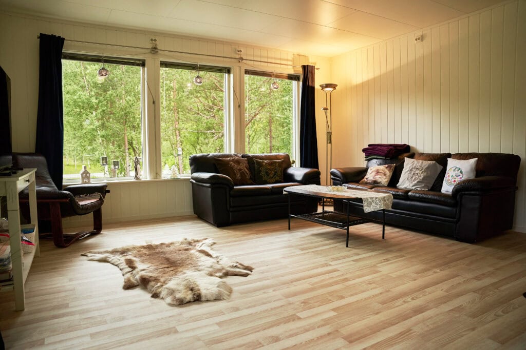 Aussenansicht mit Terrasse im Sommer (Bilder/oksfjordhjem/about-the-house--7f75ec3d.jpg)