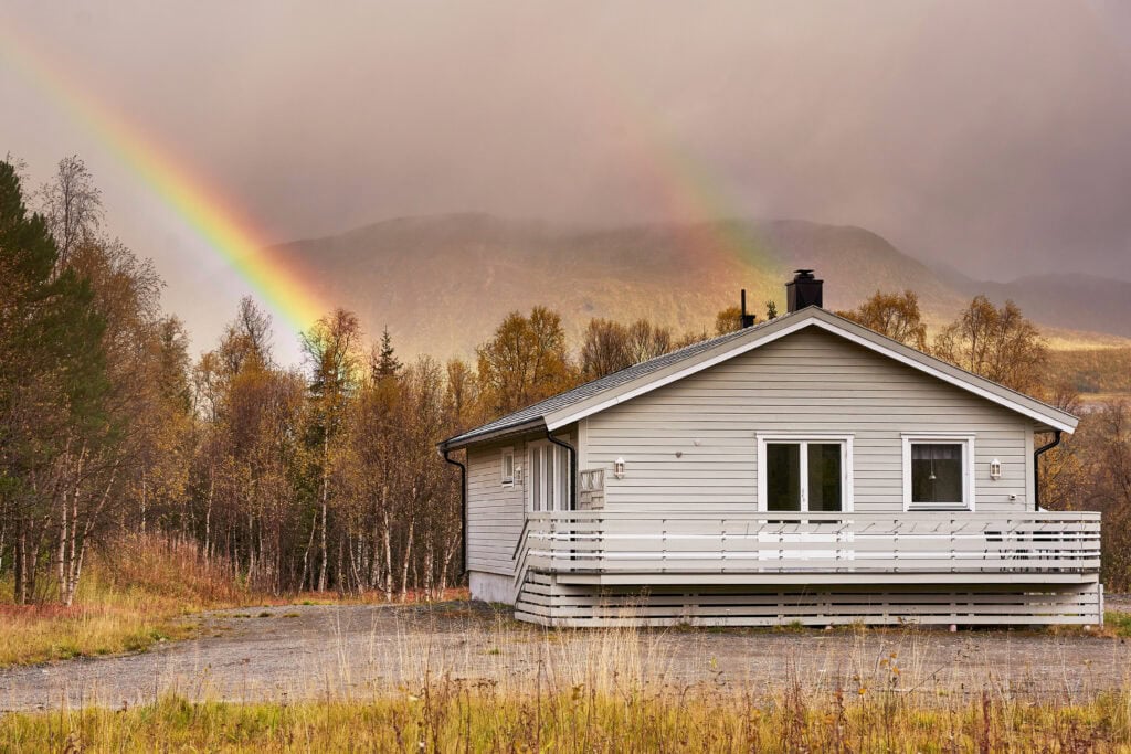 Wohnzimmer mit Kamin und grossen Fenstern (Bilder/oksfjordhjem/about-the-house--b3a0a60a.jpg)